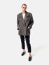 Oversize-Blazer mit breitem Revers, großen Schulterpolstern und überschnittenen Ärmeln sowie zwei Seitenschlitzen auf der Rückseite. Dieses Modell ist Teil unserer REBORN-Linie und steht für unsere "Zero-Waste-Politik", da mit Stoff aus Altbestand gefertigt.
