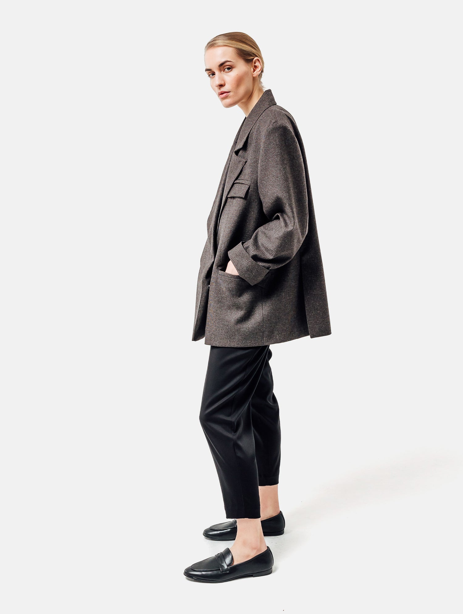 Oversize-Blazer mit breitem Revers, großen Schulterpolstern und überschnittenen Ärmeln sowie zwei Seitenschlitzen auf der Rückseite. Dieses Modell ist Teil unserer REBORN-Linie und steht für unsere "Zero-Waste-Politik", da mit Stoff aus Altbestand gefertigt.