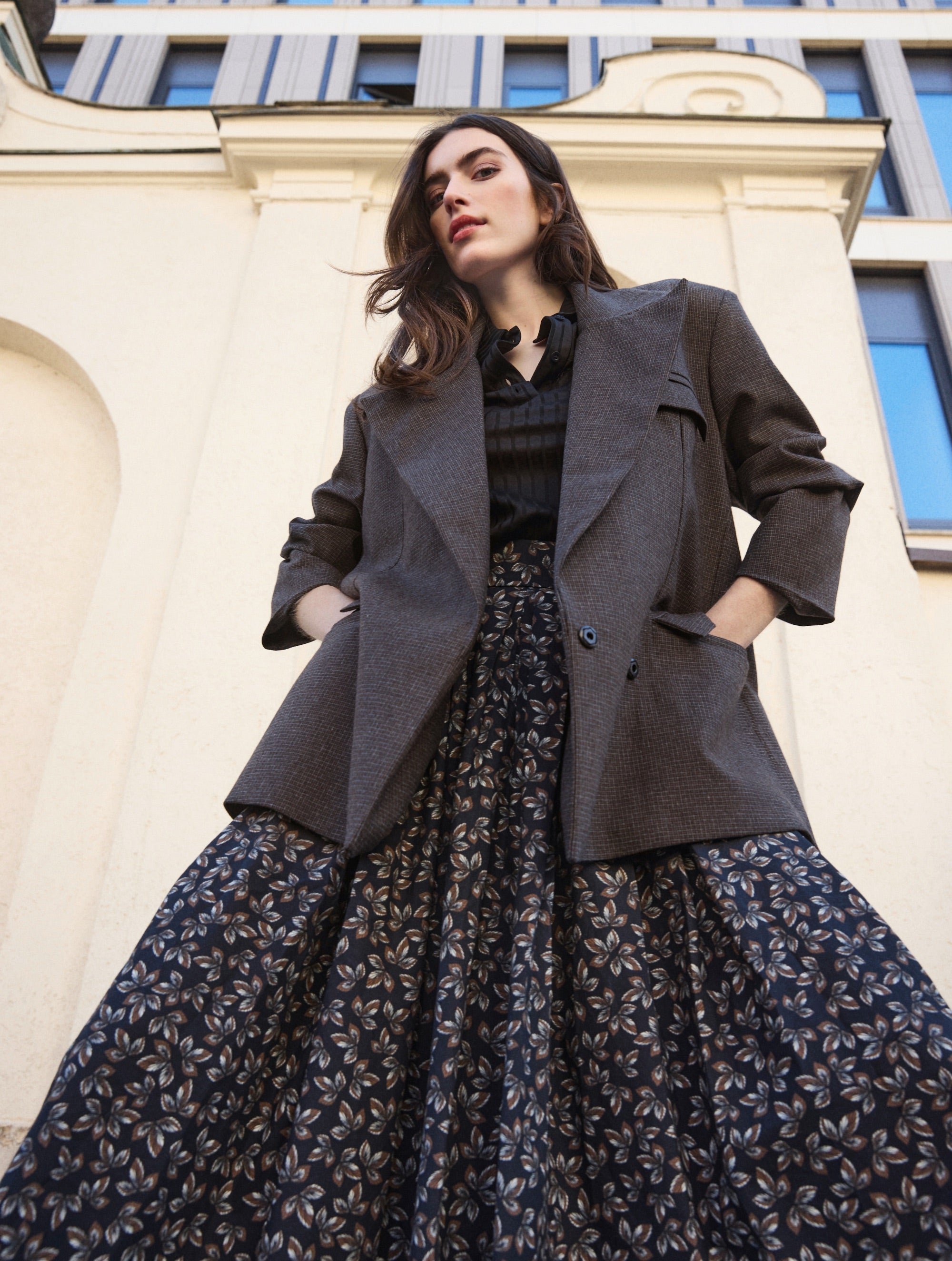Oversize-Blazer mit breitem Revers, großen Schulterpolstern und überschnittenen Ärmeln sowie zwei Seitenschlitzen auf der Rückseite. Dieses Modell ist Teil unserer REBORN-Linie und steht für unsere "Zero-Waste-Politik", da mit Stoff aus Altbestand gefertigt.
