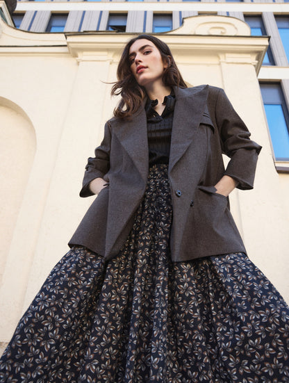 Oversize-Blazer mit breitem Revers, großen Schulterpolstern und überschnittenen Ärmeln sowie zwei Seitenschlitzen auf der Rückseite. Dieses Modell ist Teil unserer REBORN-Linie und steht für unsere "Zero-Waste-Politik", da mit Stoff aus Altbestand gefertigt.