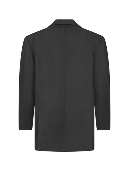 Oversize-Blazer mit breitem Revers, großen Schulterpolstern und überschnittenen Ärmeln sowie zwei Seitenschlitzen auf der Rückseite. Dieses Modell ist Teil unserer REBORN-Kollektion und steht für unsere &quot;Zero-Waste-Politik&quot;.