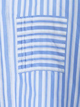 Oversize Bluse aus hochwertige Baumwolle, praktischer Brusttasche und subtilen Biesen-Falten.