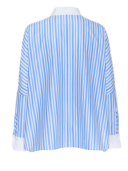 Oversize Bluse aus hochwertige Baumwolle, praktischer Brusttasche und subtilen Biesen-Falten.