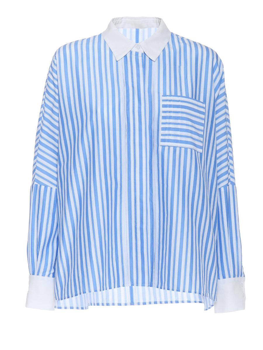 Oversize Bluse aus hochwertige Baumwolle, praktischer Brusttasche und subtilen Biesen-Falten.