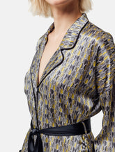 Bedruckte Oversize Seidensatin-Blusenjacke im Pyjama-Stil mit schmalem Revers und Seitenschlitzen sowie schwarzen Paspeln und Seidensatin-Gürtel. Hergestellt aus Naturfaser.