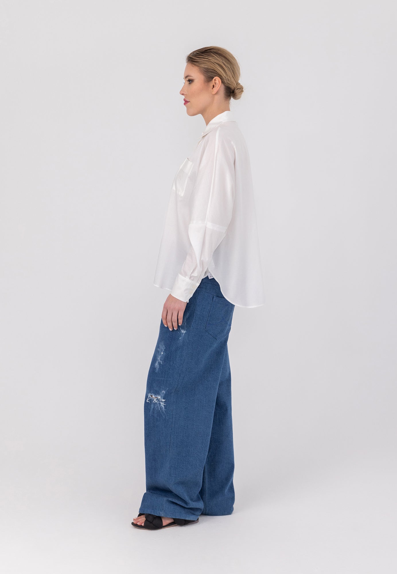 Oversize Bluse aus hochwertige Baumwolle, praktischer Brusttasche und subtilen Biesen-Falten