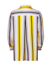 Bedruckte Oversize-Seidenbluse aus Satin mit Hemdkragen, aufgesetzten Taschen auf der Vorderseite und Kellerfalte auf der Rückseite sowie schwarzem Chiffonschal.  Hergestellt aus Naturfasern, sowie Stoffen aus unserem Altbestand im Sinne unserer "Zero-Waste-Politik".