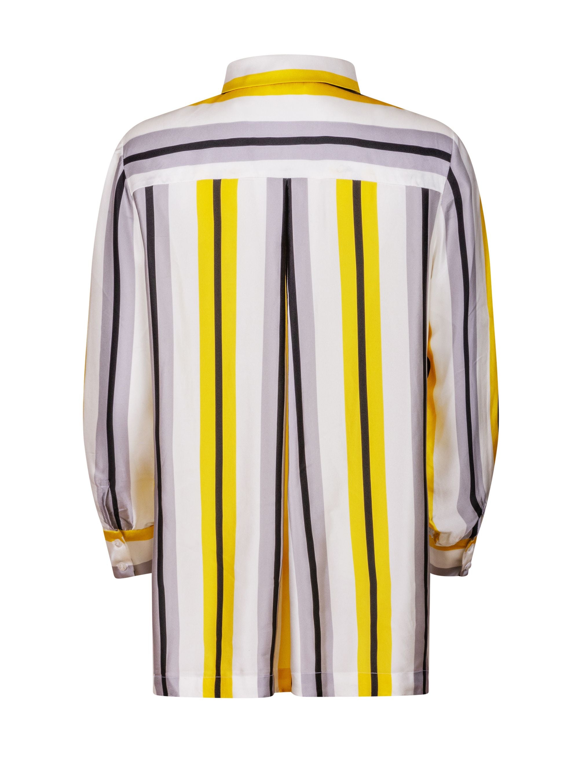 Bedruckte Oversize-Seidenbluse aus Satin mit Hemdkragen, aufgesetzten Taschen auf der Vorderseite und Kellerfalte auf der Rückseite sowie schwarzem Chiffonschal.  Hergestellt aus Naturfasern, sowie Stoffen aus unserem Altbestand im Sinne unserer "Zero-Waste-Politik".