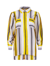 Bedruckte Oversize-Seidenbluse aus Satin mit Hemdkragen, aufgesetzten Taschen auf der Vorderseite und Kellerfalte auf der Rückseite sowie schwarzem Chiffonschal.  Hergestellt aus Naturfasern, sowie Stoffen aus unserem Altbestand im Sinne unserer "Zero-Waste-Politik".