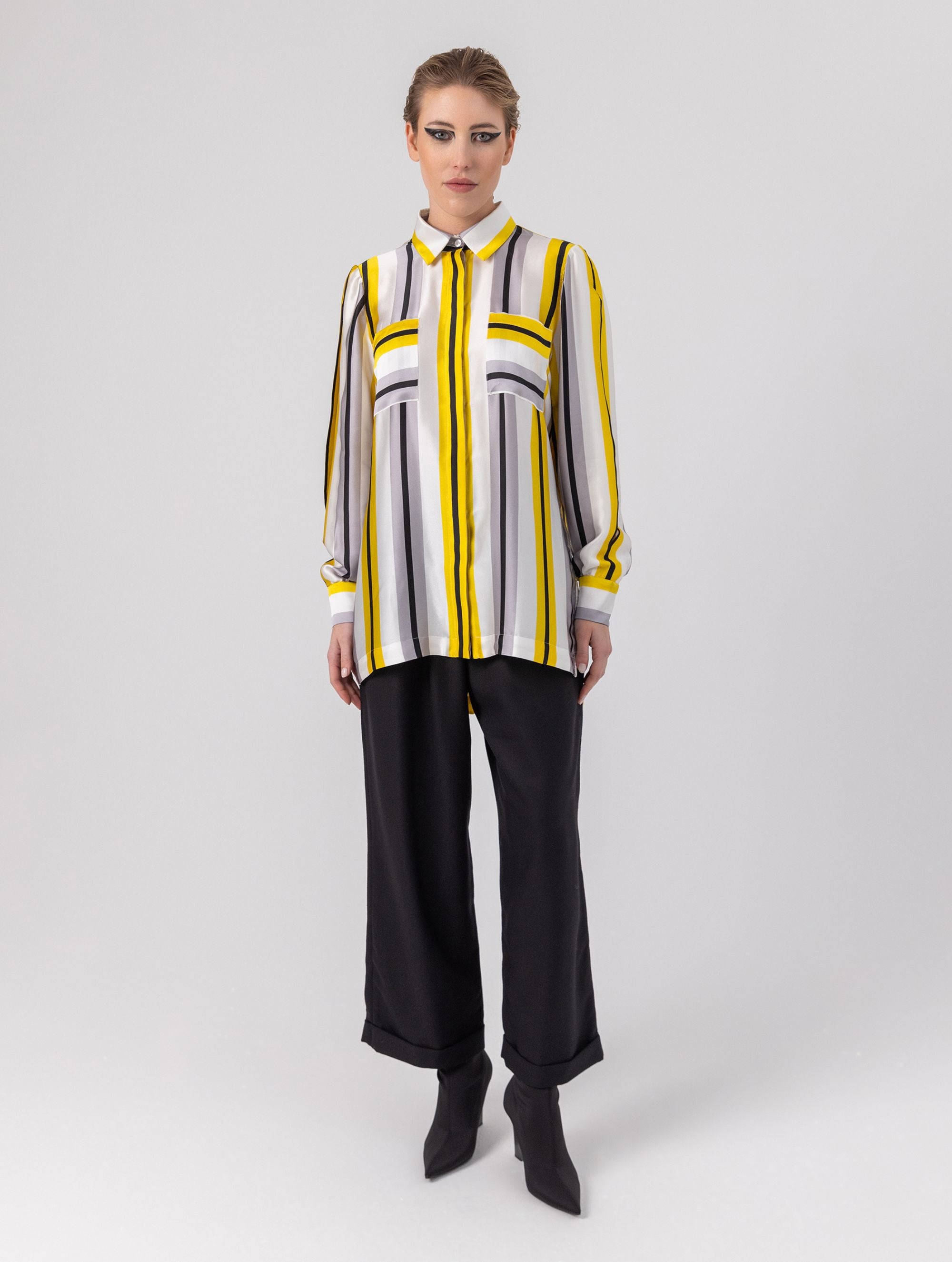 Bedruckte Oversize-Seidenbluse aus Satin mit Hemdkragen, aufgesetzten Taschen auf der Vorderseite und Kellerfalte auf der Rückseite sowie schwarzem Chiffonschal.  Hergestellt aus Naturfasern, sowie Stoffen aus unserem Altbestand im Sinne unserer "Zero-Waste-Politik".