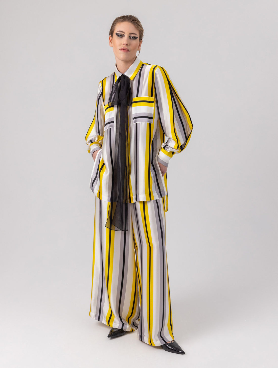 Bedruckte Oversize-Seidenbluse aus Satin mit Hemdkragen, aufgesetzten Taschen auf der Vorderseite und Kellerfalte auf der Rückseite sowie schwarzem Chiffonschal.  Hergestellt aus Naturfasern, sowie Stoffen aus unserem Altbestand im Sinne unserer &quot;Zero-Waste-Politik&quot;.