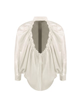 Weites Oversizebluse, sophisticated Look durch den ausgefallenen Rückenauschnitt, der sich verstellen lässt, sodass man die Tiefe des Rückenausschnitts anpassen kann, Lange Ärmel mit klassischen Hemdmanschetten und Kragen.