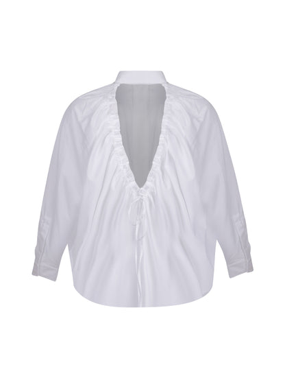 Weites Oversizebluse, sophisticated Look durch den ausgefallenen Rückenauschnitt, der sich verstellen lässt, sodass man die Tiefe des Rückenausschnitts anpassen kann, Lange Ärmel mit klassischen Hemdmanschetten und Kragen.