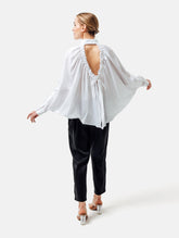 Weites Oversizebluse, sophisticated Look durch den ausgefallenen Rückenauschnitt, der sich verstellen lässt, sodass man die Tiefe des Rückenausschnitts anpassen kann, Lange Ärmel mit klassischen Hemdmanschetten und Kragen.