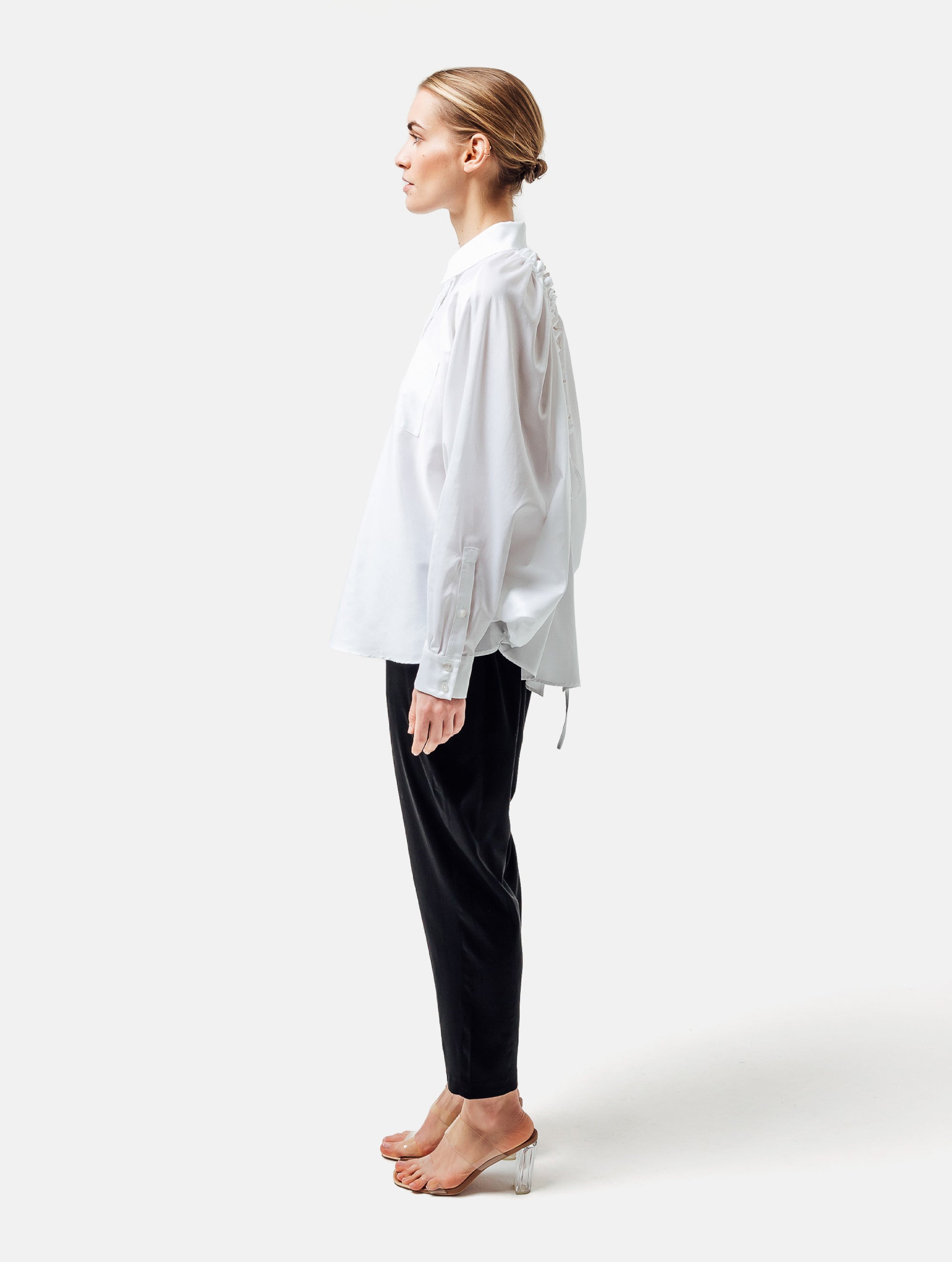 Weites Oversizebluse, sophisticated Look durch den ausgefallenen Rückenauschnitt, der sich verstellen lässt, sodass man die Tiefe des Rückenausschnitts anpassen kann, Lange Ärmel mit klassischen Hemdmanschetten und Kragen.