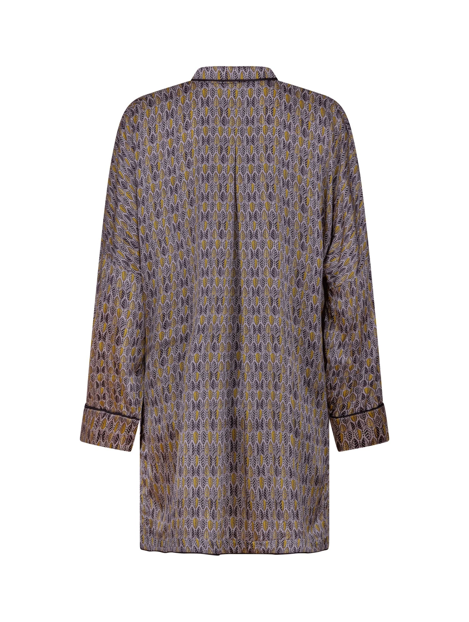 Bedruckte Oversize Seidensatin-Blusenjacke im Pyjama-Stil mit schmalem Revers und Seitenschlitzen sowie schwarzen Paspeln und Seidensatin-Gürtel. Hergestellt aus Naturfaser.