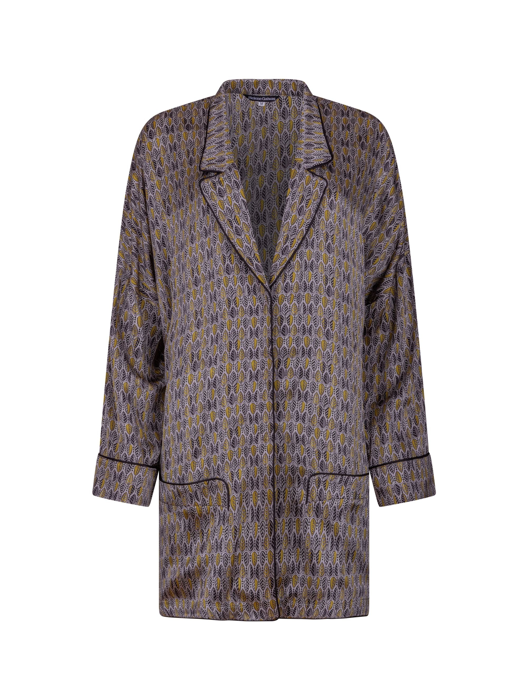 Bedruckte Oversize Seidensatin-Blusenjacke im Pyjama-Stil mit schmalem Revers und Seitenschlitzen sowie schwarzen Paspeln und Seidensatin-Gürtel. Hergestellt aus Naturfaser.
