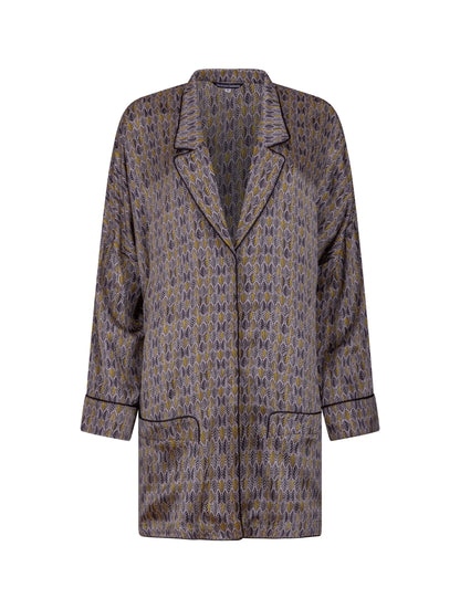 Bedruckte Oversize Seidensatin-Blusenjacke im Pyjama-Stil mit schmalem Revers und Seitenschlitzen sowie schwarzen Paspeln und Seidensatin-Gürtel. Hergestellt aus Naturfaser.