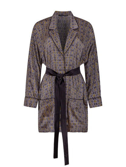 Bedruckte Oversize Seidensatin-Blusenjacke im Pyjama-Stil mit schmalem Revers und Seitenschlitzen sowie schwarzen Paspeln und Seidensatin-Gürtel. Hergestellt aus Naturfaser.