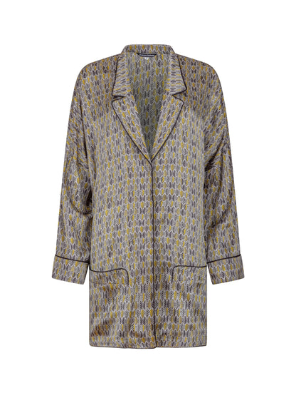 Bedruckte Oversize Seidensatin-Blusenjacke im Pyjama-Stil mit schmalem Revers und Seitenschlitzen sowie schwarzen Paspeln und Seidensatin-Gürtel. Hergestellt aus Naturfaser.