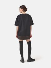 Grade geschnittenes Oversize T-Shirt aus Heavy Jersey mit Totenkopf-Stickerei Applikation. 