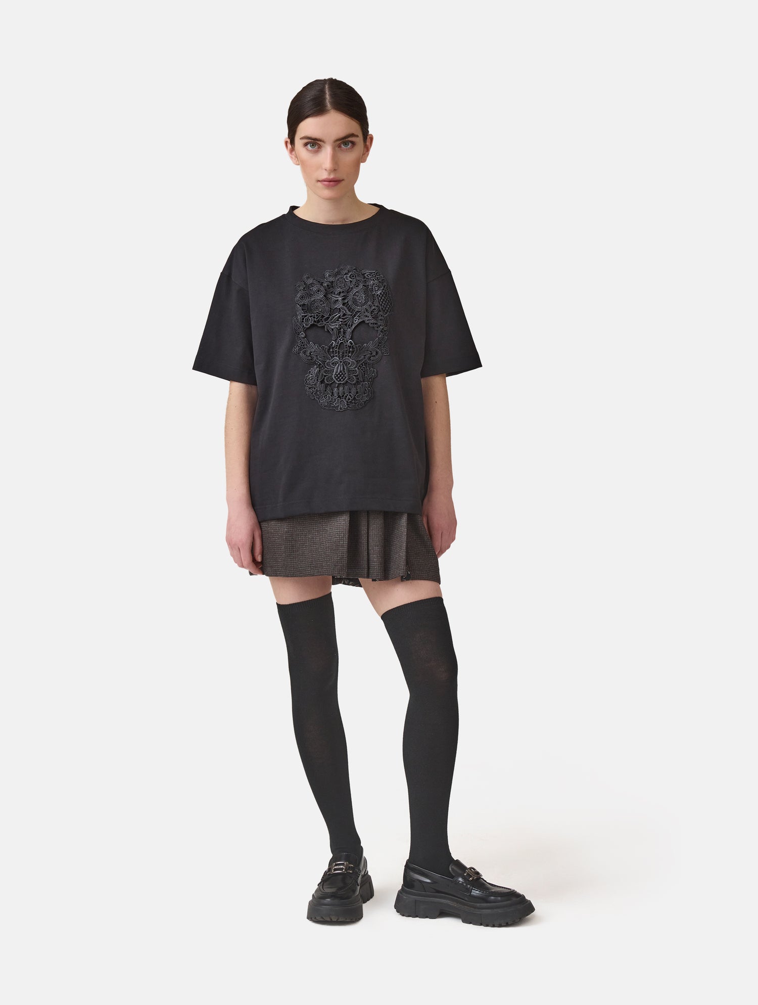 Grade geschnittenes Oversize T-Shirt aus Heavy Jersey mit Totenkopf-Stickerei Applikation. 