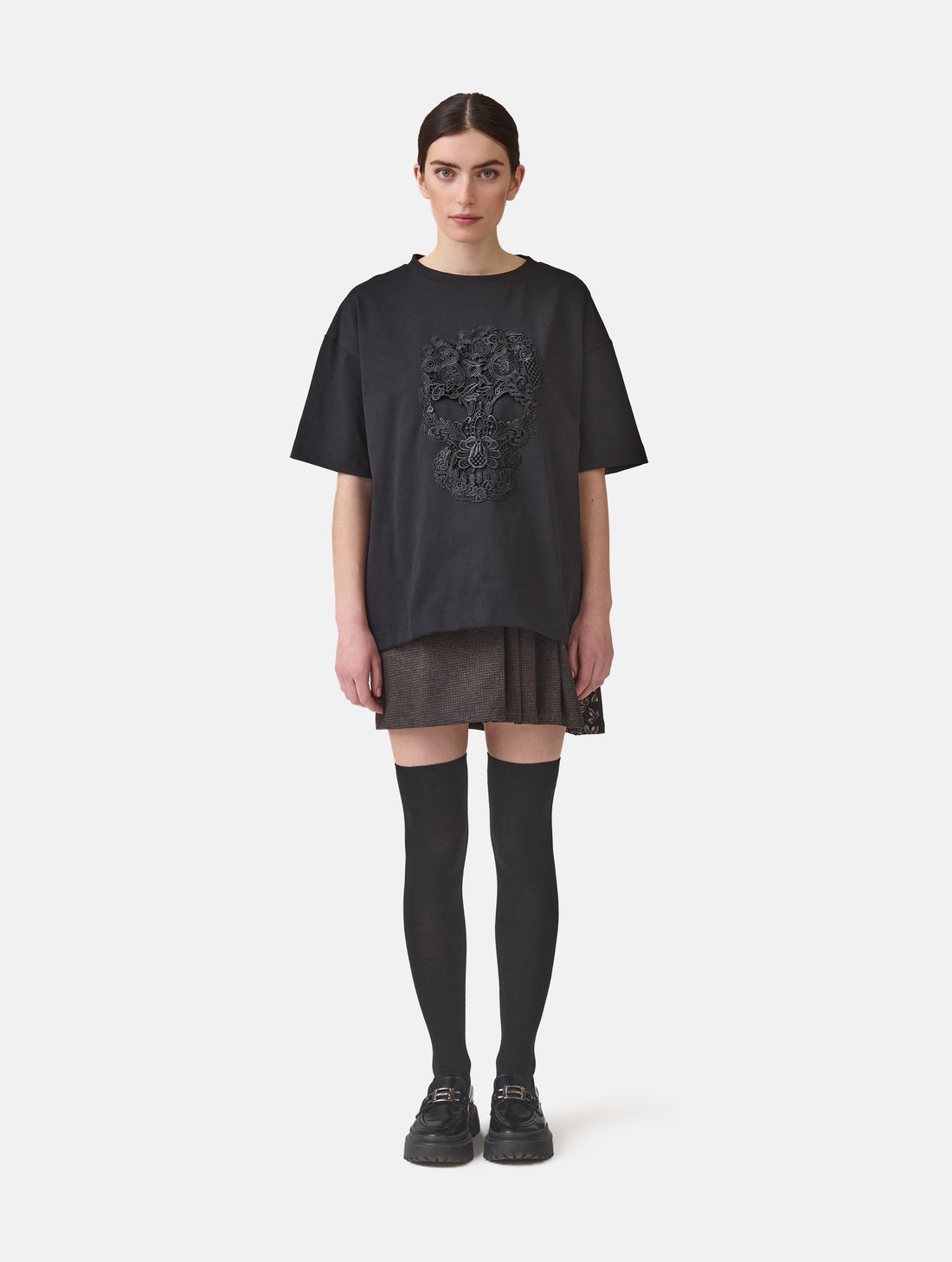 Grade geschnittenes Oversize T-Shirt aus Heavy Jersey mit Totenkopf-Stickerei Applikation. 