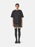 Grade geschnittenes Oversize T-Shirt aus Heavy Jersey mit Totenkopf-Stickerei Applikation. 