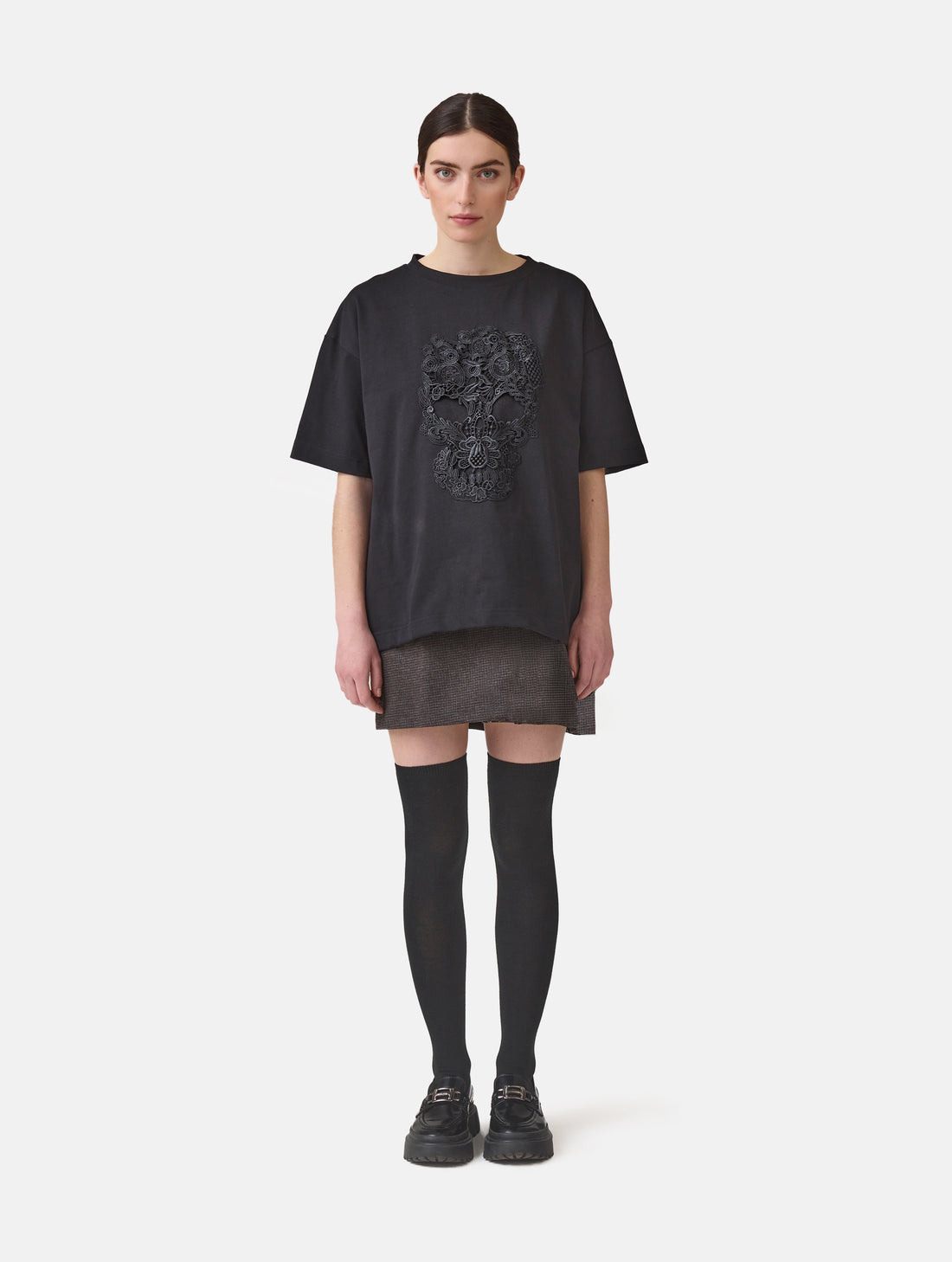 Grade geschnittenes Oversize T-Shirt aus Heavy Jersey mit Totenkopf-Stickerei Applikation. 