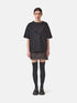 Grade geschnittenes Oversize T-Shirt aus Heavy Jersey mit Totenkopf-Stickerei Applikation. 