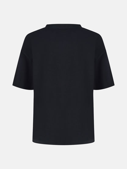 Grade geschnittenes Oversize T-Shirt aus Heavy Jersey mit Totenkopf-Stickerei Applikation. 