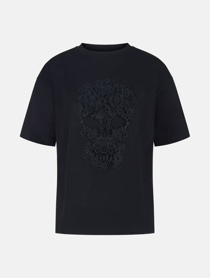 Grade geschnittenes Oversize T-Shirt aus Heavy Jersey mit Totenkopf-Stickerei Applikation. 