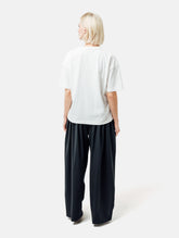 Grade geschnittenes Oversize T-Shirt aus Heavy Jersey mit Totenkopf-Stickerei Applikation. 