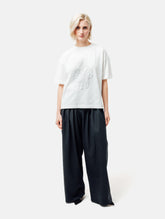 Grade geschnittenes Oversize T-Shirt aus Heavy Jersey mit Totenkopf-Stickerei Applikation. 