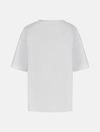 Grade geschnittenes Oversize T-Shirt aus Heavy Jersey mit Totenkopf-Stickerei Applikation. 