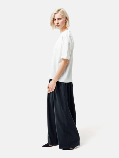 Grade geschnittenes Oversize T-Shirt aus Heavy Jersey mit Totenkopf-Stickerei Applikation. 