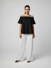 Weit geschnittene Bluse aus Premium Baumwolle, Carmen Ausschnitt auf dem Rücken zum Binden und ausgestellten Ärmeln.