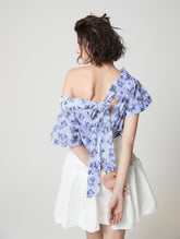 Weit geschnittene Bluse aus Premium Baumwolle, Carmen Ausschnitt auf dem Rücken zum Binden und ausgestellten Ärmeln.