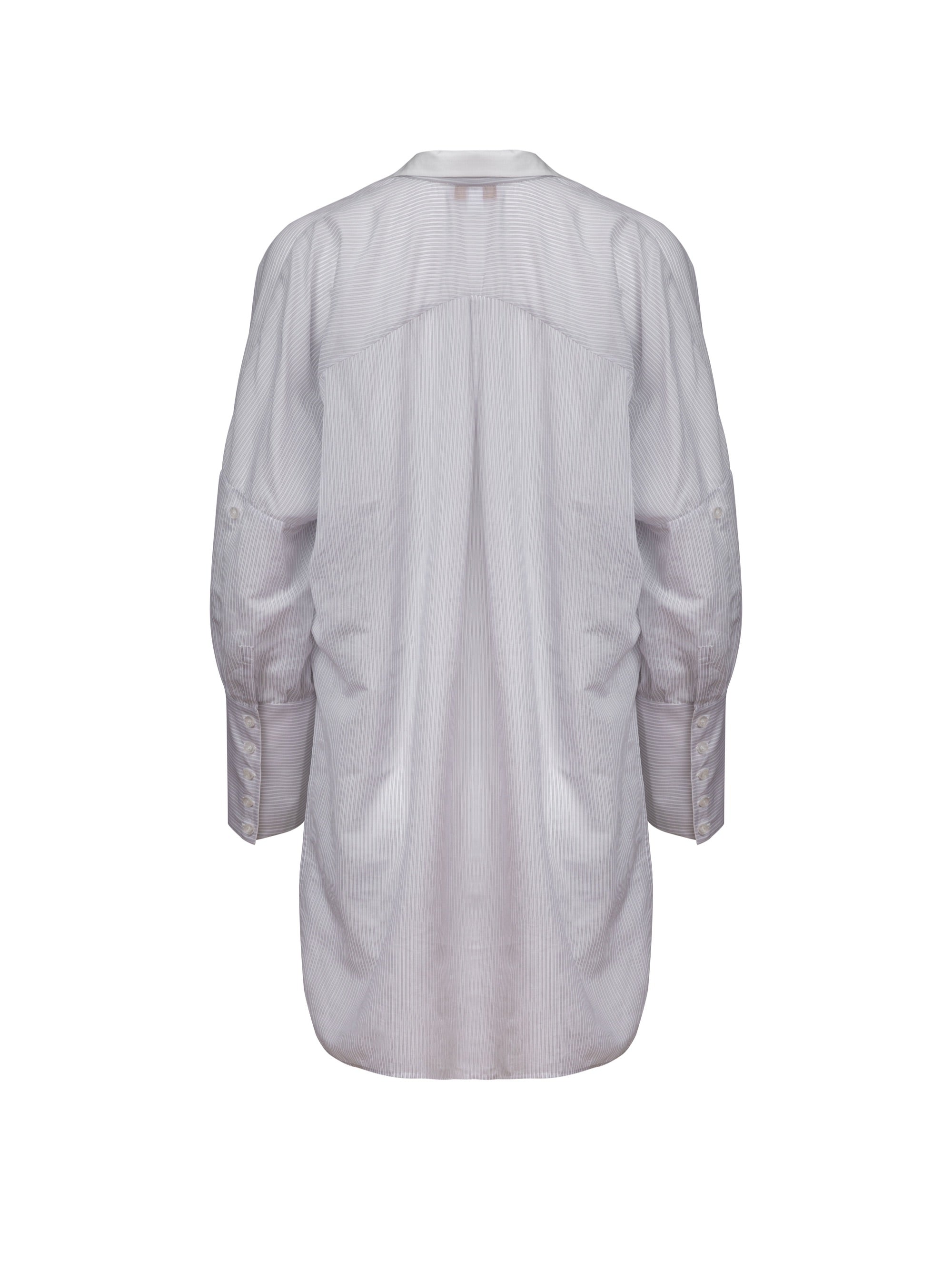 Gestreifte Oversized-Bluse mit hohen Seitenschlitzen, breiten Manschetten und geschwungener Rückenpasse