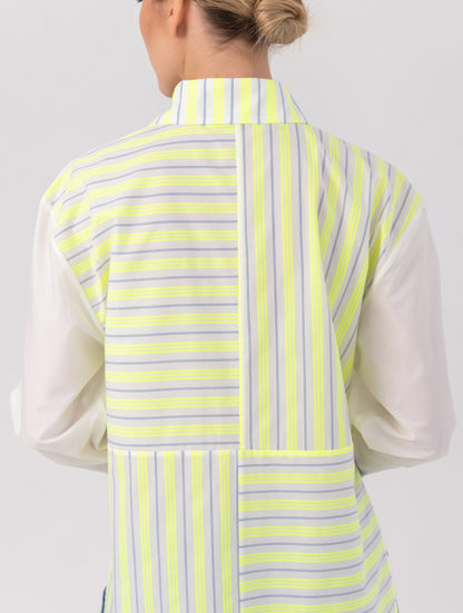 Weiße Oversized Hembluse aus nachhaltiger Baumwolle mit aufgesetzten Brusttaschen für zeitlose Eleganz mit einer lässigen Note