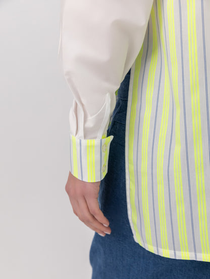 Weiße Oversized Hembluse aus nachhaltiger Baumwolle mit aufgesetzten Brusttaschen für zeitlose Eleganz mit einer lässigen Note