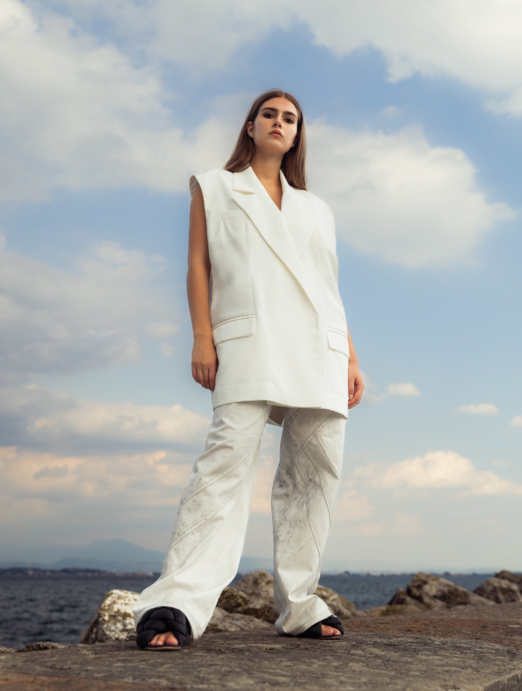 Weiße Oversized-Weste aus festem Tencel mit einem extrabreiten Revers und großen Taschenklappen, die für einen Hauch von Lässigkeit sorgen
