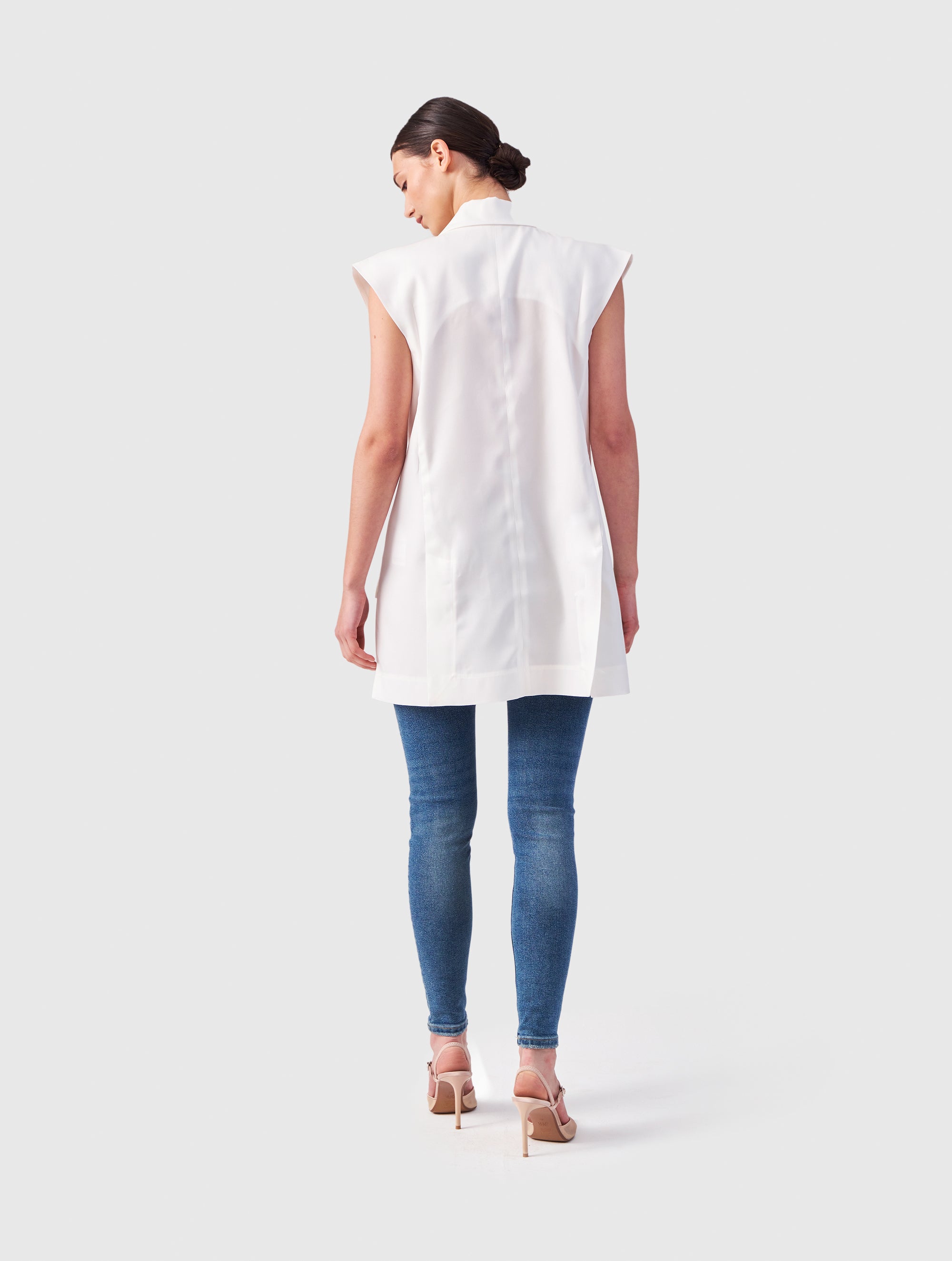 Weiße Oversized-Weste aus festem Tencel mit einem extrabreiten Revers und großen Taschenklappen, die für einen Hauch von Lässigkeit sorgen
