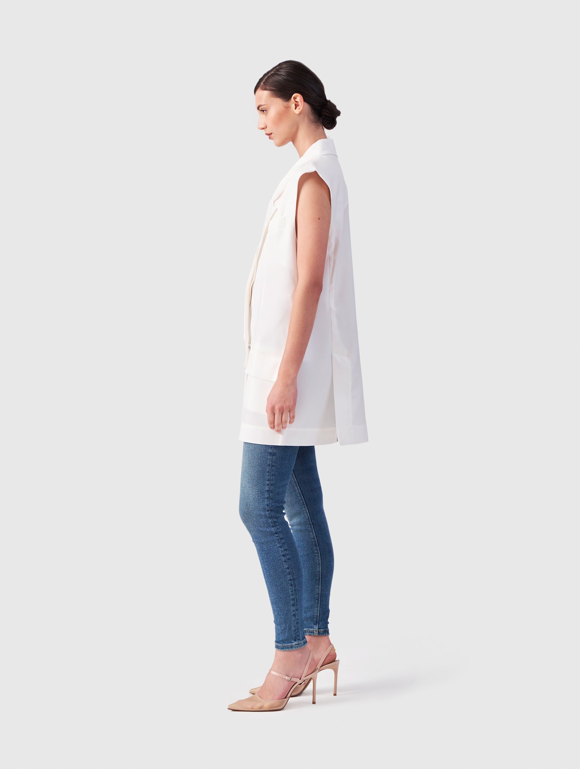 Weiße Oversized-Weste aus festem Tencel mit einem extrabreiten Revers und großen Taschenklappen, die für einen Hauch von Lässigkeit sorgen