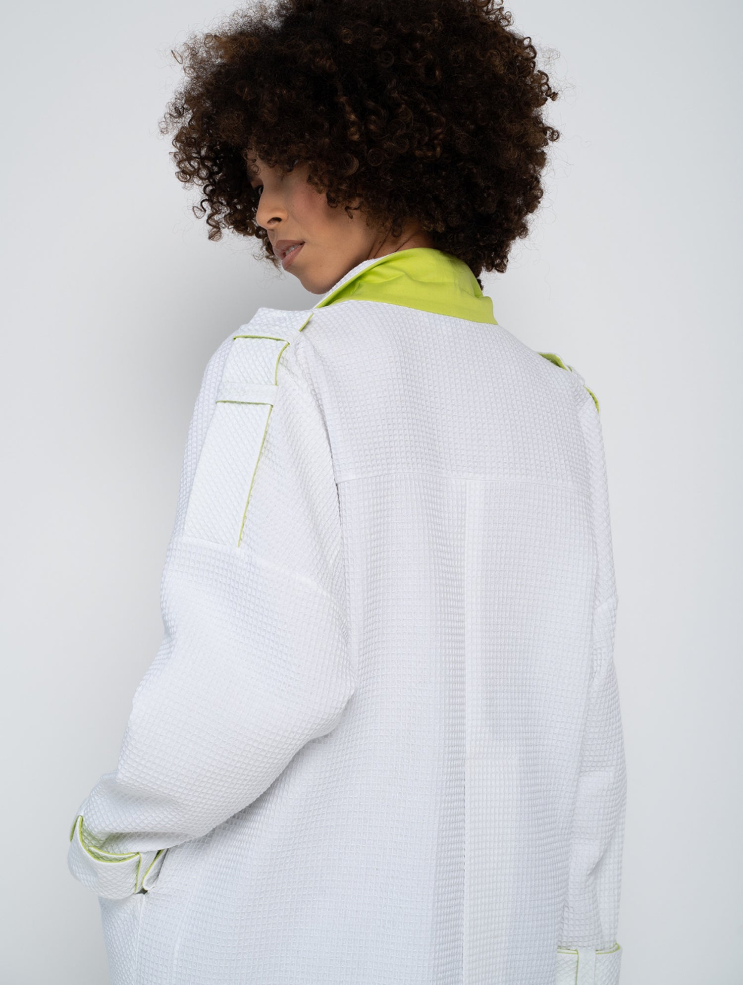 Weiße Oversize Jacke aus Piqué Stoff mit verdeckter Druckknopfleiste und Schulter-Epauletten