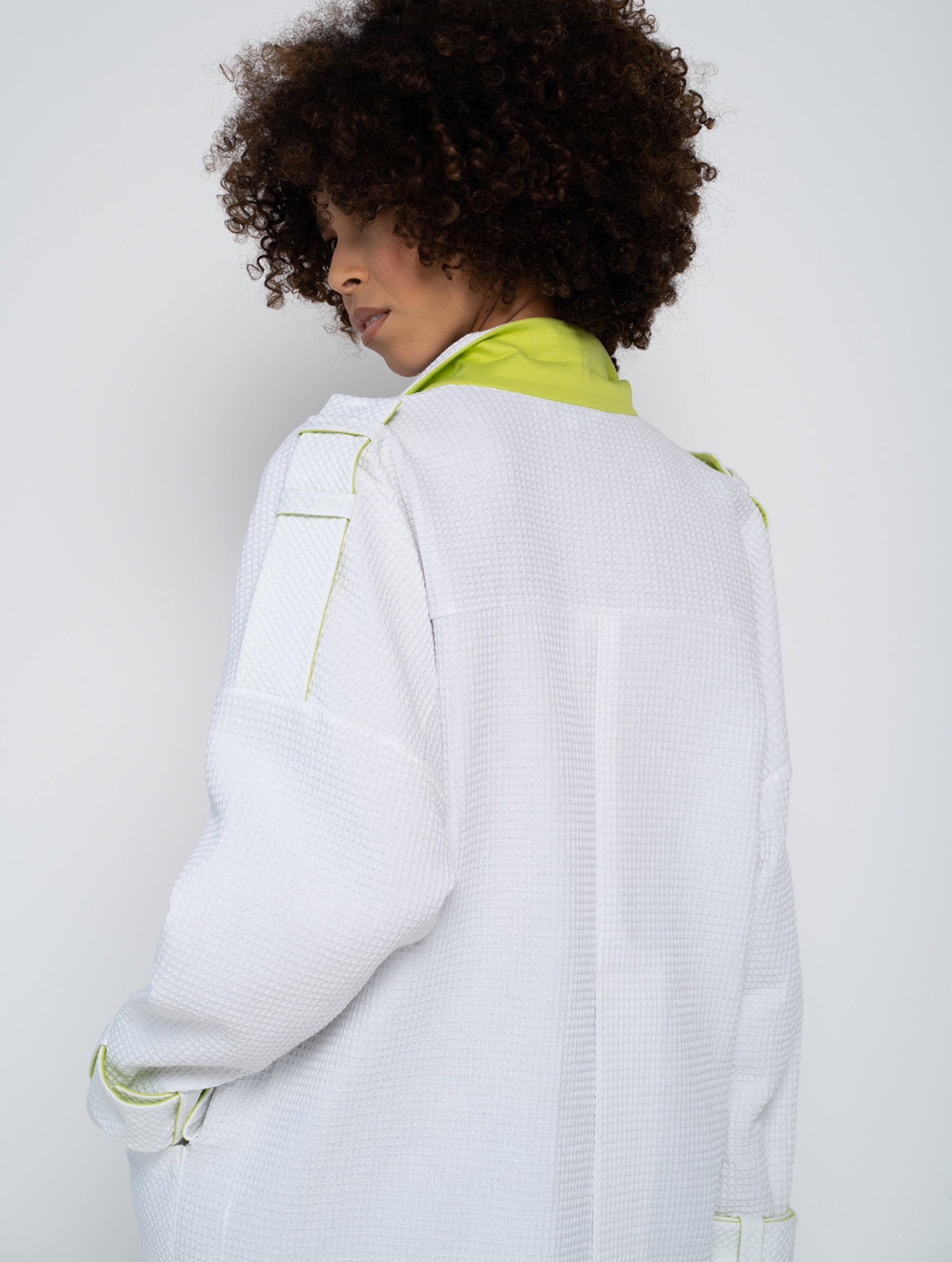 Weiße Oversize Jacke aus Piqué Stoff mit verdeckter Druckknopfleiste und Schulter-Epauletten