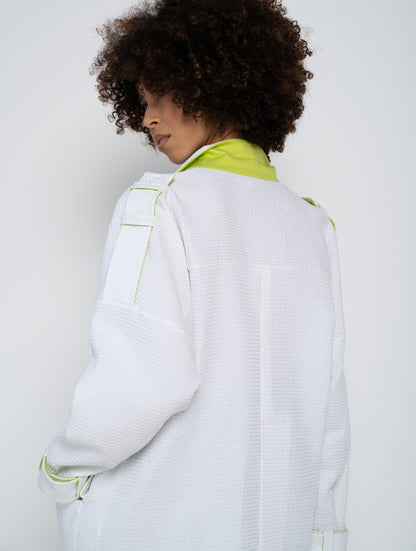 Weiße Oversize Jacke aus Piqué Stoff mit verdeckter Druckknopfleiste und Schulter-Epauletten