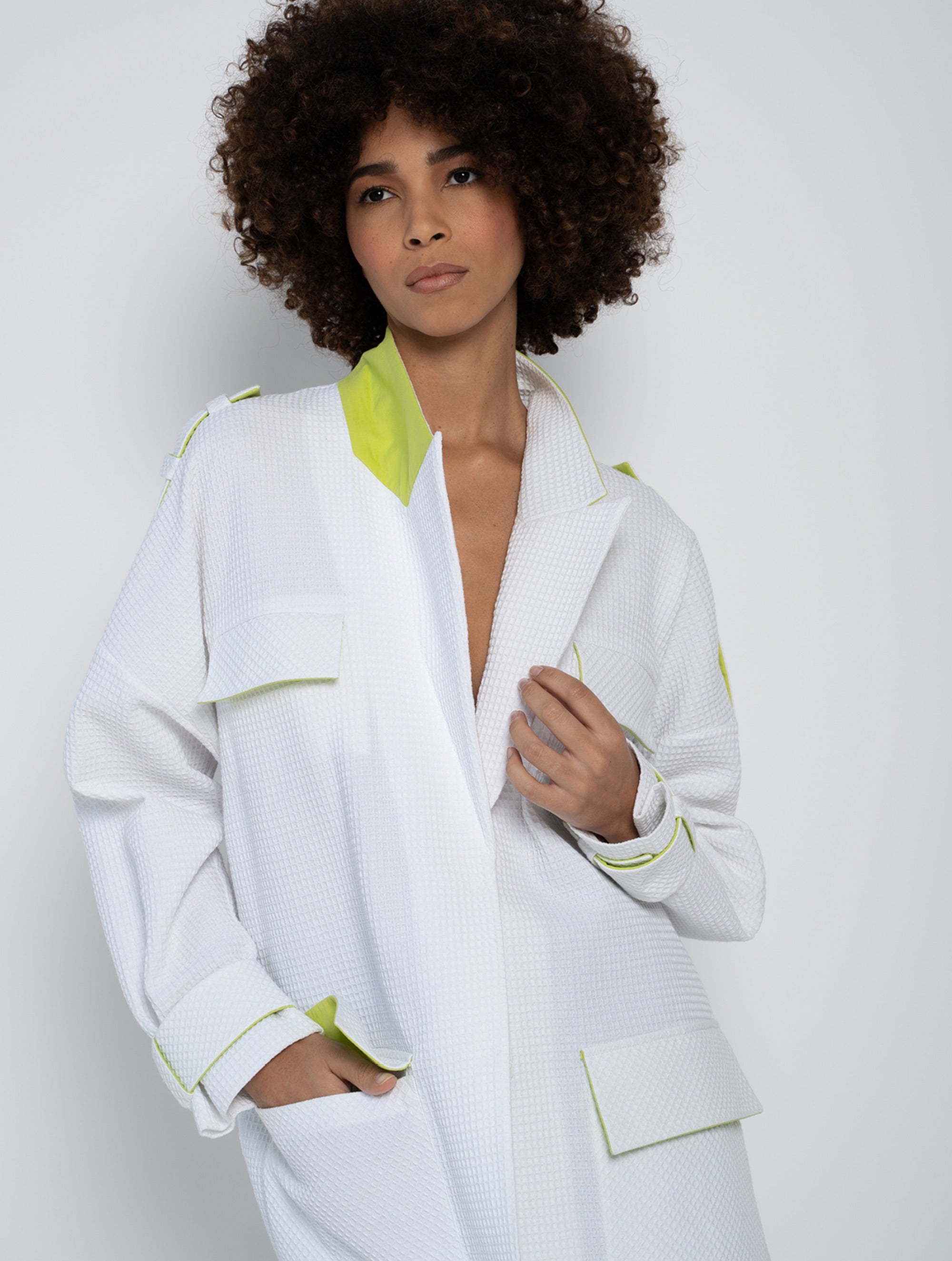 Weiße Oversize Jacke aus Piqué Stoff mit verdeckter Druckknopfleiste und Schulter-Epauletten