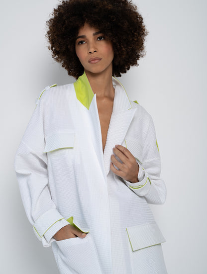 Weiße Oversize Jacke aus Piqué Stoff mit verdeckter Druckknopfleiste und Schulter-Epauletten