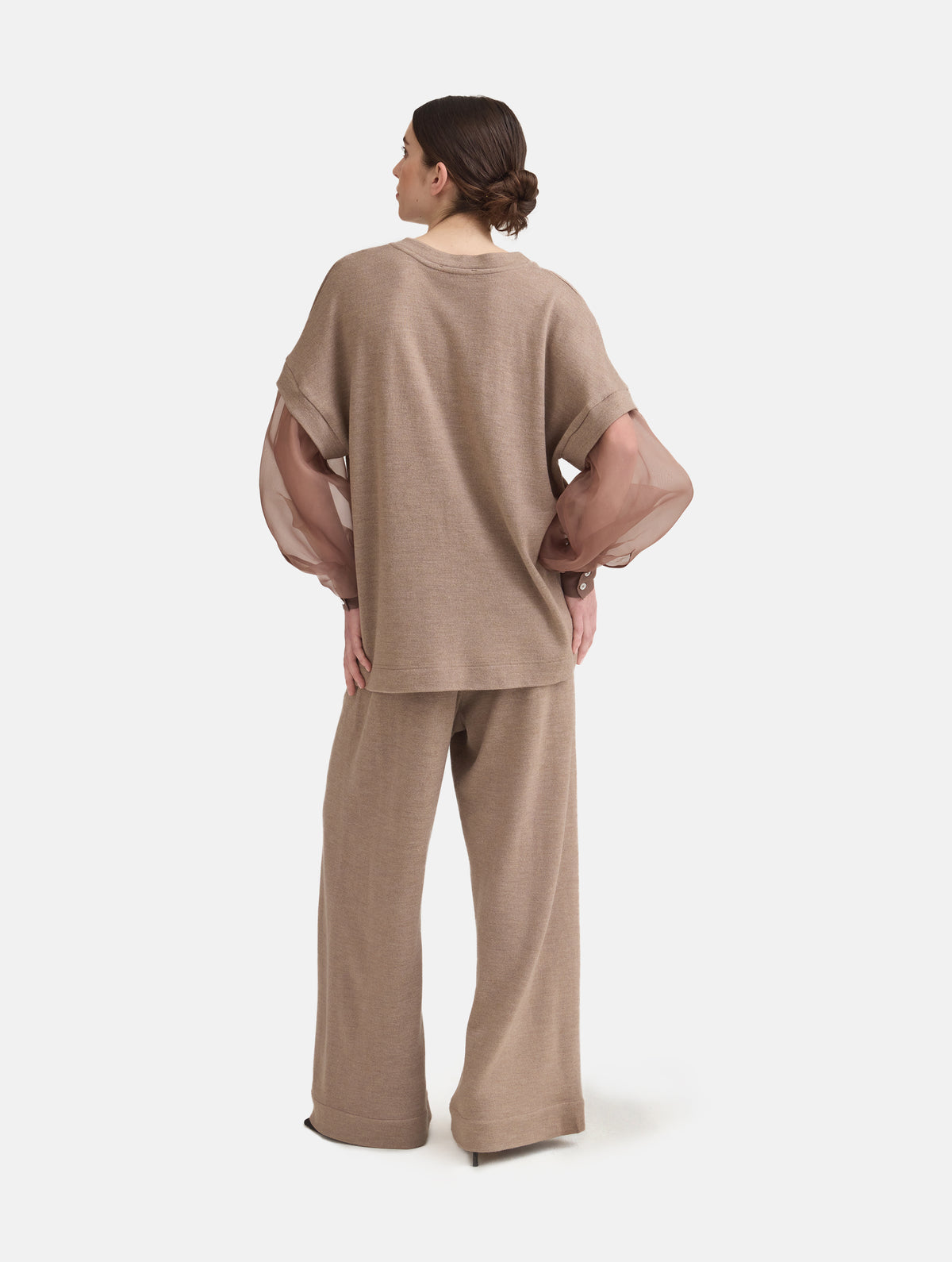 Locker geschnittener Rundauschnitt Pullover mit angesetzten weiten Bischofsärmeln aus feinem Organza mit Hemdmanschetten und Knöpfen. Dieses Modell ist Teil unserer REBORN-Linie und steht für unsere "Zero-Waste-Politik", da mit Stoff aus Altbestand gefertigt.